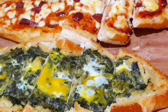 Normal Ekmekten Çok Pratik Hem Sucuklu Pizza, Hem De Ispanaklı Pide