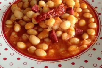 Güveçte Sucuklu Kuru Fasülye Tarifi