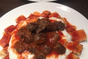 Yoğurtlu Pideli Köfte