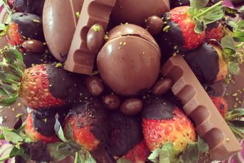 Bol Çikolatalı İki Katlı Yaş Pasta