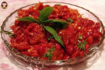 Sarımsaklı Kırmızı Biber Mezesi