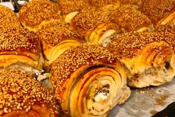 Susamlı Peynirli Rulo Poğaça (Simit Tadında)
