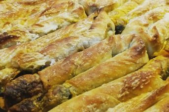 El Açması Tadında Ispanaklı Börek