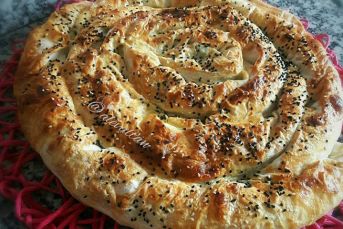 3 Yufkadan Pratik Ispanaklı Peynirli Börek