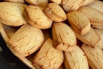 Ağızda Dağılan Fındık Parçalı Pastane Kurabiyesi