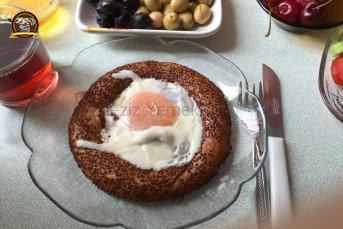Simit İçinde Yumurtalı Sucuk