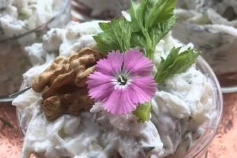 Peynirli Yoğurtlu Kereviz Salatası