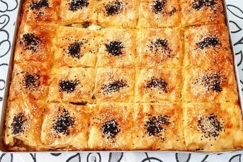 Hazır Yufkadan Su Böreği Tadında  Peynirli Börek