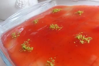 Meyve Soslu Sütlü İrmik Tatlısı